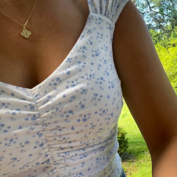 Ruched Floral Cap Sleeve Crop Top - Blue & White from Hollister - Picture 3 of 10